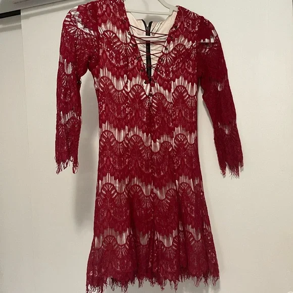 Red lace dress - Picture 6 of 9